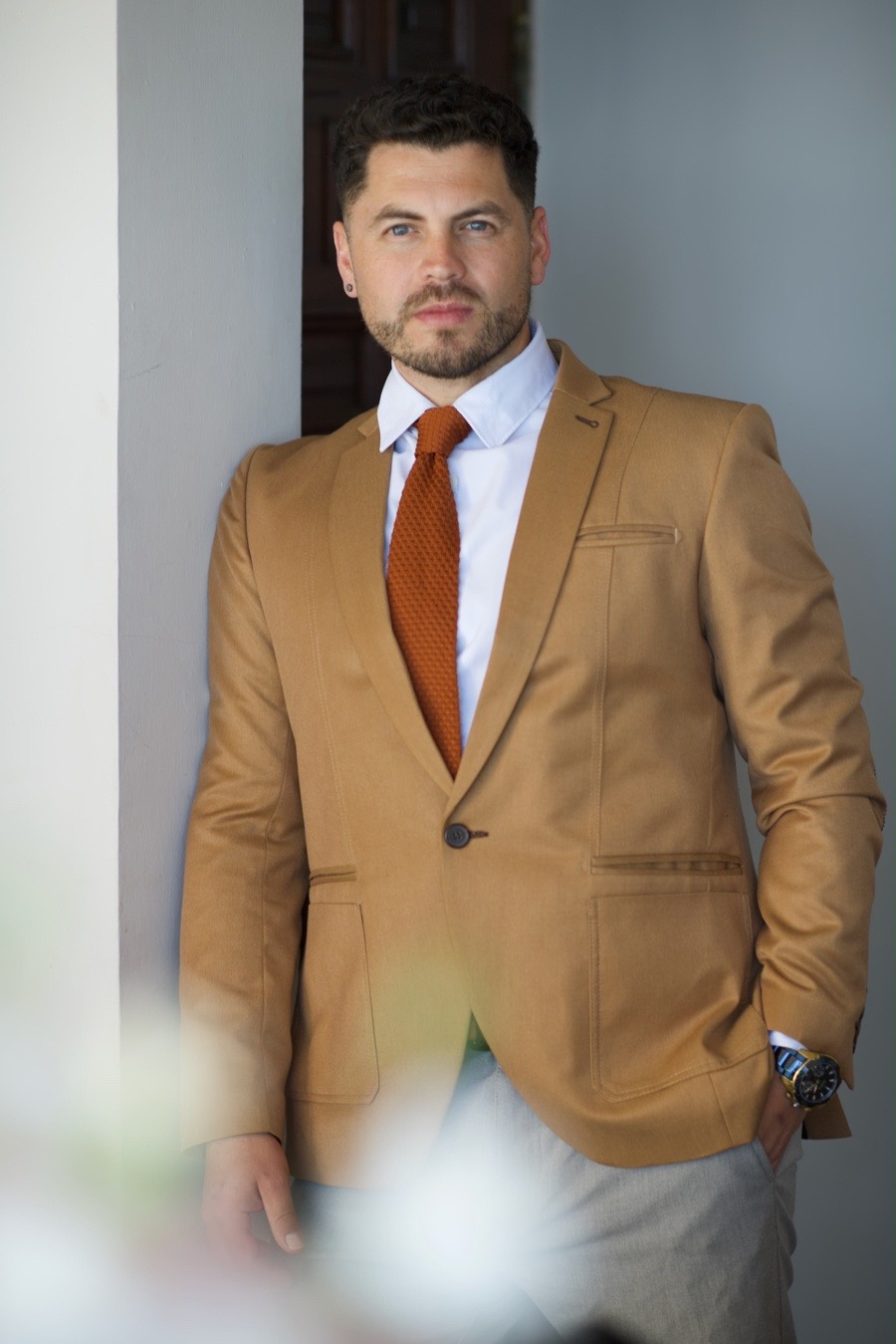 Rodrigo Torres, retrato profesional con traje camel