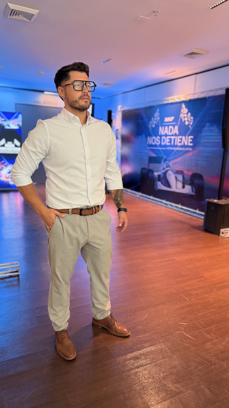 Rodrigo Torres conduciendo un evento corporativo frente a una pantalla LED