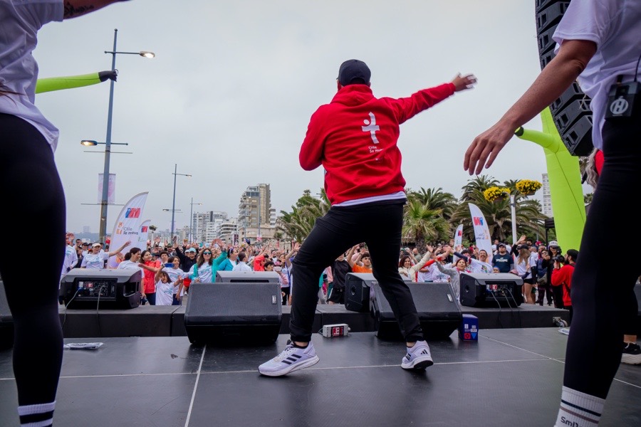 Rodrigo Torres animando sobre el escenario frente a una corrida masiva
