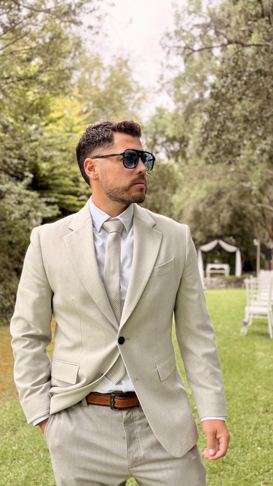 Rodrigo Torres animando un matrimonio al aire libre