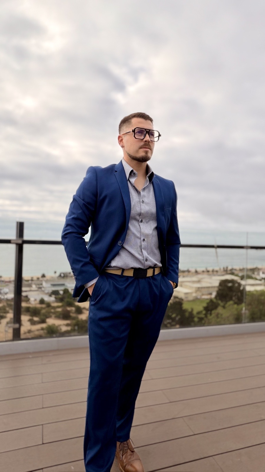 Rodrigo Torres con traje azul frente al mar